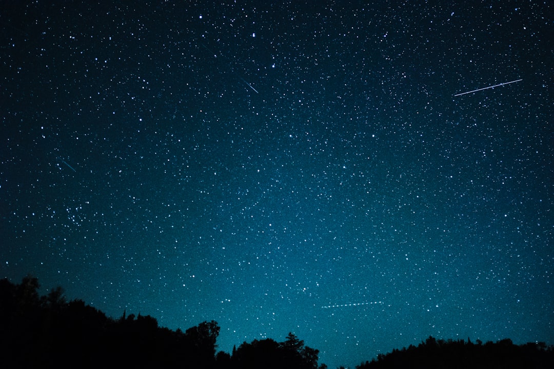 Skąd się biorą meteory i jak je obserwować?